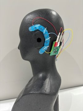 田中 久弥 教授が考案した、耳周辺に貼り付ける脳波センサ