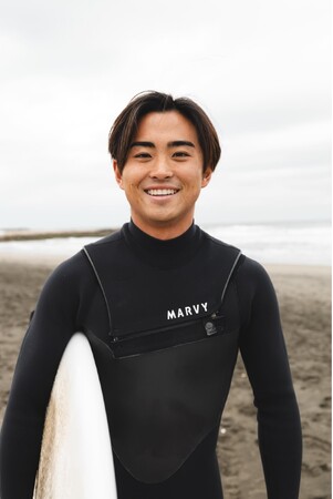 新しい波がアドブシに！　世界を目指す大学生サーファー、藤本世音さんがインターン生としてアドブシメンバーに参加！