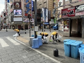 新宿・歌舞伎町一帯のゴミ拾い・一斉朝清掃活動 ～ 7月27日(土)に国際サイエントロジー・ボランティア主催により実施されました