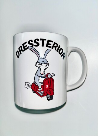 【DRESSTERIOR】ディレクターによるNEWキャラクターイラストのマグカップ９月６日（金）より発売！