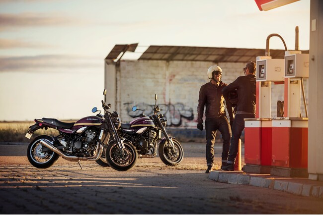 カワサキ伝統のデザインと性能が紡ぎだす、堂々たるモーターサイクルZ900RSシリーズが、ニューカラー＆グラフィックで登場
