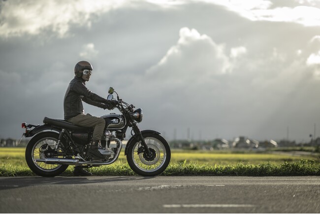 歴史を紡ぎ、育んできたカワサキの誇り。伝統の香りが風格を漂わす、「MEGURO K3」が新たなグラフィックで9月1日に発売