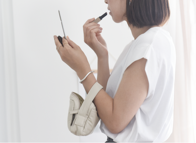 メイク直しのお悩み解決!腕に掛けたまま使える「どこでもメイクポーチ」が新発売