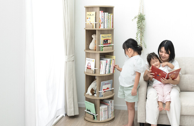 まわして探す！まわして片付け！かわいくて楽しい本棚！【タンスのゲン】お子様の遊び心をくすぐる“回転式絵本ラック”