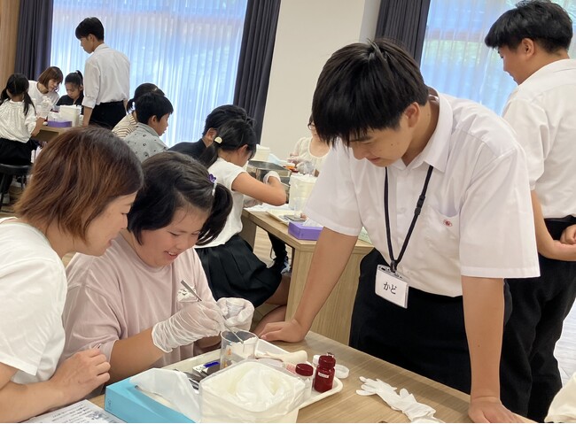 親子の口紅づくり実験、地元高校生がサポート
