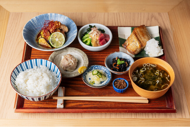 毎日通いたくなる東京駅構内の「dancyu食堂」、2024年8月18日（日）まで「夏の小鉢定食」販売