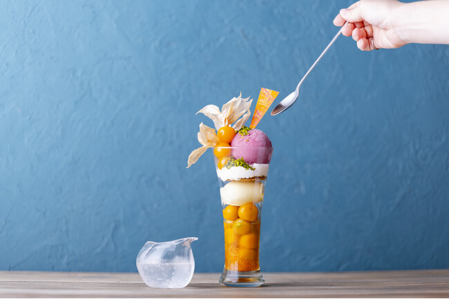 【コートヤード・バイ・マリオット 白馬】白馬育ちのフルーツほおずきを満喫する、黄金の夜パフェ期間限定パフェ「Golden Harvest Parfait(ゴールデン ハーベスト パフェ)」