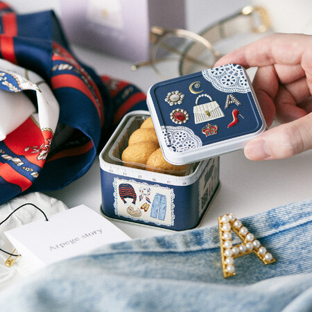 「Arpege story（アルページュストーリー）」×「青山デカーボ」のコラボクッキー缶が限定発売