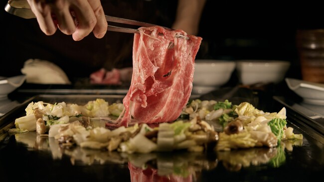 【※メディア数限定 試食会開催(参加費無料)！】こんなもんじゃ見たことない！キャベツ不使用、素材と出汁を味わう唯一無二のもんじゃを高級感あふれるシックな空間で味わえる「もんじゃ三日月」が新宿にオープン