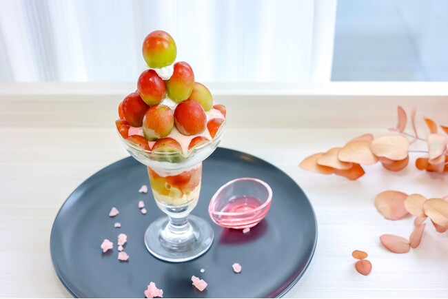 山梨県が生んだ至極の味わい・新品種ブドウ「サンシャインレッド」を豪華な新作スイーツで提供　県立博物館カフェで８月２４日から、数量限定で