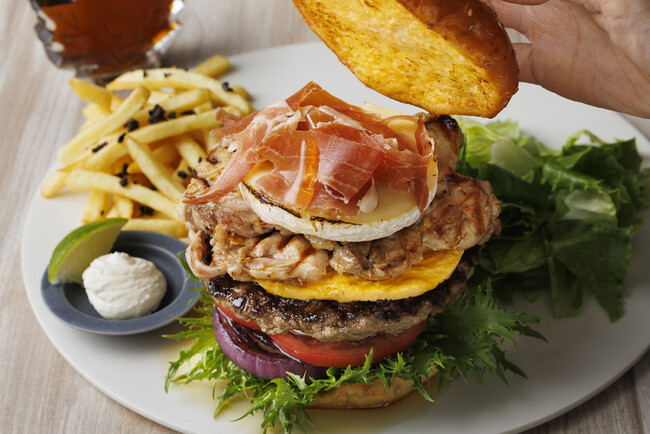 コートヤード・バイ・マリオット 新大阪ステーション_フレンチトースト？ハンバーガー？どちらも楽しめるグルメバーガー 「TRIO OF MEATS & FRENCH TOAST BURGER」を発売