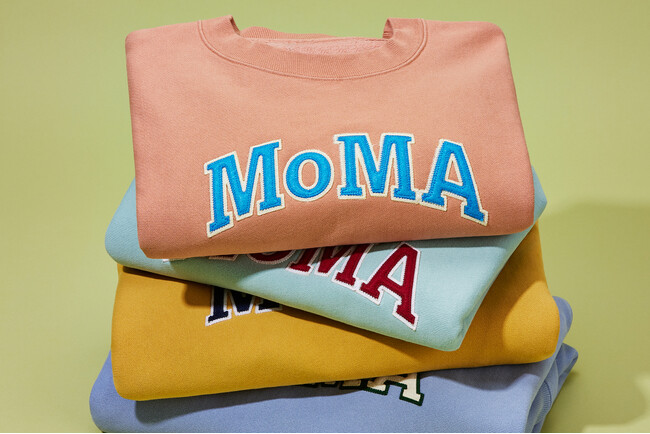 【MoMA Design Store】MoMA限定 Champion スウェットシャツとフーディーに、90年代のルックスを想起させる新色が登場