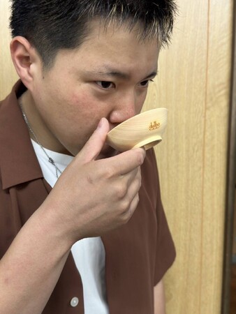 合同会社ぐらびて×酒本商店×株式会社紬葵、新たな木製平盃「するりと」を開発