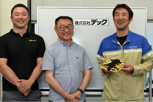 株式会社デック、KDDIスマートドローンが小型ドローン「IBIS」の点検サービスを実施直径80cmの水道管内部を人が腹這いになって進む品質確認作業をドローンで代替従来の点検稼働時間を1/3カット