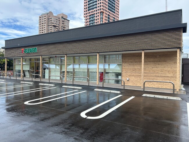 次世代環境配慮型の木造店舗「セブン-イレブン福岡ももち店」