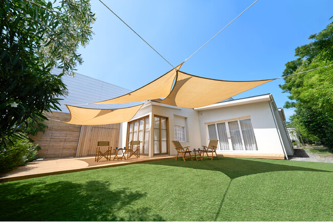 涼しいキャンプサイトが作れる！日差しをやわらげながら風通しの良い「LOGOS Smart Garden木かげメッシュタープ」3種 新発売！