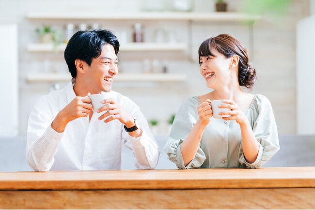 【オミカレ婚活実態調査】年の差婚はいくつまでOK？結婚相手に対し「人柄」最重視の一方で、女性は経済力、男性は容姿・年齢も重視する傾向に。