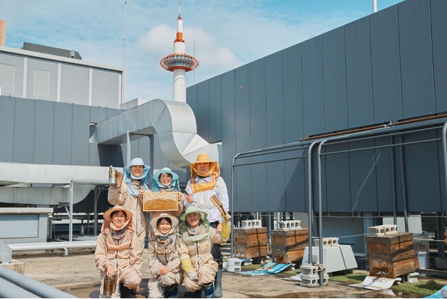 SDGsを学ぶ “都市養蜂見学ツアー” 予約受付を開始　京都駅前のホテルで育むミツバチの観察や巣箱の見学も