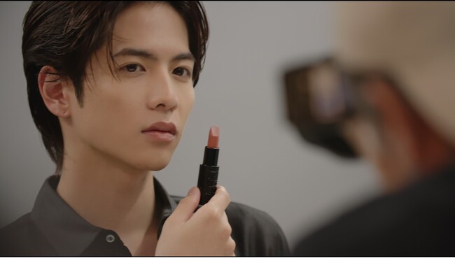 NARS「エクスプリシット リップスティック」を纏った志尊淳が出演するキャンペーンビジュアル撮影の裏側に潜入したビハインドザシーンの動画が本日公開！