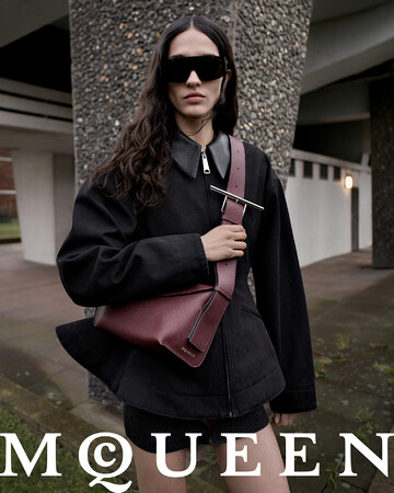 【McQueen】マックイーン2024年秋冬コレクションより新作「スリングバッグ」が登場