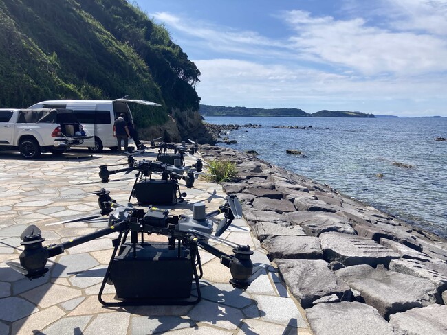 トルビズオン、全国初！三機のDJI FlyCart30が1トンの災害物資を離島にリレー輸送