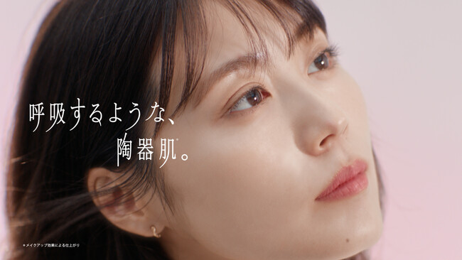 プリマヴィスタから「ステイグロウ リキッド」が新登場 有村架純さんの“呼吸するような陶器肌”に超接近!