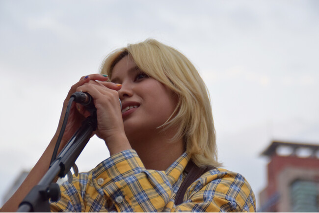 日本でバイラルヒットを起こした「うたたね」が現在韓国SNSで話題のシンガーソングライターLeina。韓国での初ストリートライブに2000人のオーディエンスが殺到し大合唱！