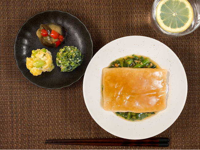 野菜をしっかり食べたい方にオススメ！甘辛いタレと独特の食感がクセになる「もちもちれんこんステーキと野菜の醤油あん」がナッシュから新発売