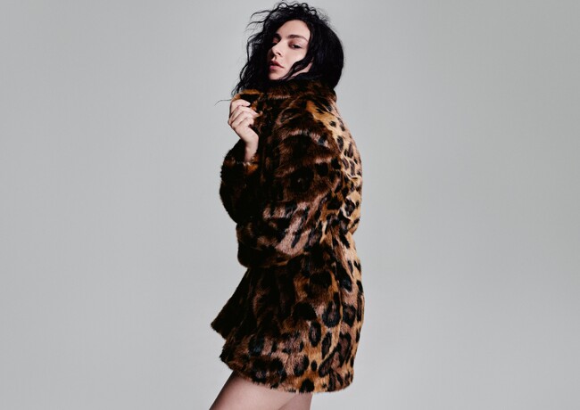 H&M、ファッションへの情熱を再燃させたA/Wコレクションのキャンペーンモデルに現代を代表する歌姫チャーリーXCXが登場