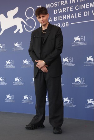 【DIOR】ディオールを纏うセレブリティ：ラファエル・クナール @第81回ベネチア国際映画祭