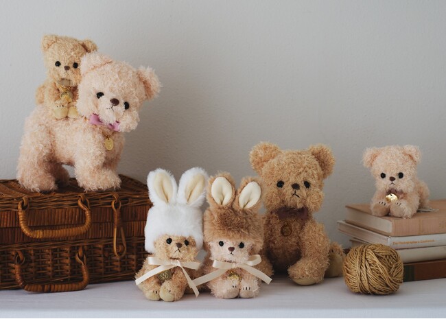 テディベアコンベンション2023グランプリ受賞作家・はしのくるみ氏と初コラボレーションぷっくりとしたほっぺが愛らしい「ほっぺテディベア」9月12日(木)発売