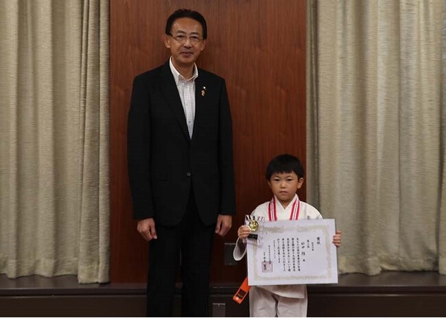 高槻市立芝生小1年の田中結さんが日本拳法の全国大会出場を市長に報告