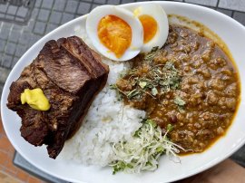 【名物】角煮とキーマのあい盛り定食