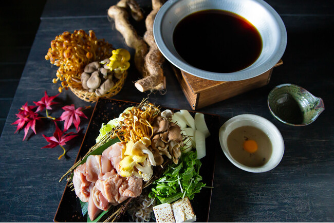 播州百日どり＆3種のきのこで味わう、秋の鶏すき鍋。自然薯たまごにつけて召し上がれ。神戸三宮「黒十 神戸本店」で9月17日（火）より。