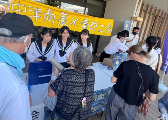 中津商業高校が考案したアイスクリームを恵那峡SA(下り)で限定販売