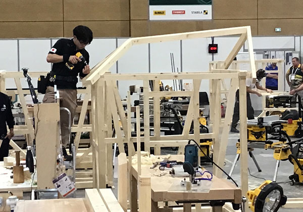 技能五輪国際大会(フランス・リヨン)で「敢闘賞」受賞 初の建築大工職種、左官職種の2部門で出場