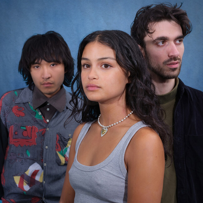 日本にルーツをもつメンバー含むサウスロンドン発のインディーロックトリオHoneyglaze（ハニーグレイズ）がニューアルバムをリリース