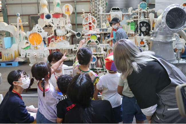 大阪・北加賀屋の大型現代アート作品の収蔵庫・MASK（MEGA ART STORAGE KITAKAGAYA）が開館10周年