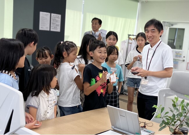家庭では見られない保護者の働く姿を見学できる「フジッコ子ども参観日」を神戸本社にて初開催!
