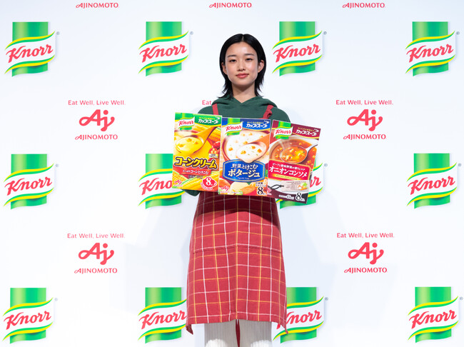 <味の素(株)「クノール(R) カップスープ」新CM発表会>21代目CMキャラクター・河合優実さんが登場!“日常のシチュエーション”を思い浮かべながらコーンクリーム・ポタージュ・オニオンコンソメの3品種を実食