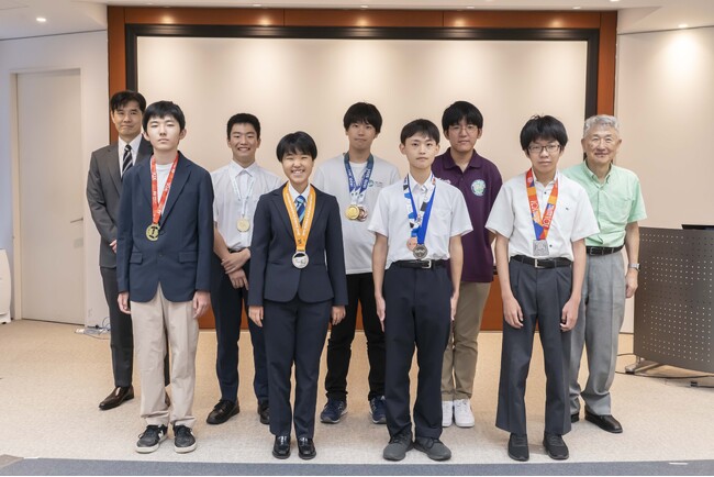 【イベントレポート】2024年度国際科学オリンピック代表生徒参加報告及び「地球の歩き方」コラボ冊子 発表会 開催