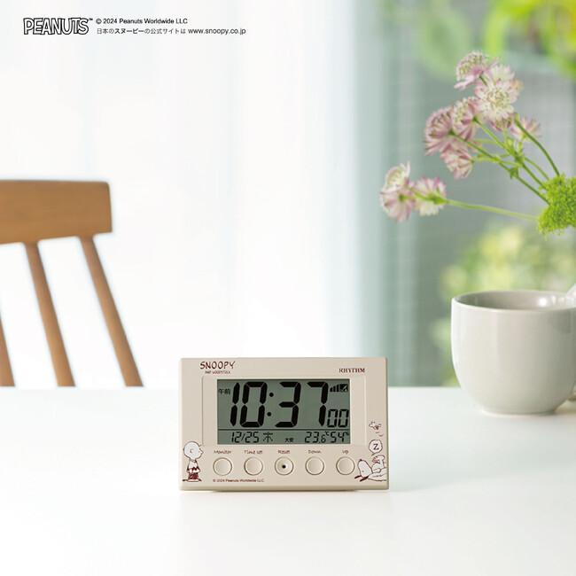スヌーピーのイラストがかわいい　くらしになじみやすいデザイン　　スヌーピーの電波デジタルめざまし時計発売