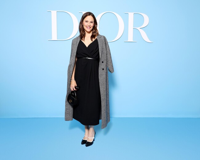 【DIOR】ジェニファー・ガーナーがファイン ジュエリーを纏い、2025年春夏 コレクション ショー会場に登場