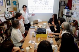 参加者にデス活について説明している様子 参加者にデス活について説明している様子