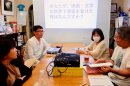 「あなたが映画・文学の世界で感銘を受けた死はなんですか?」をテーマに、参加者が本を紹介している様子 「あなたが映画・文学の世界で感銘を受けた死はなんですか?」をテーマに、参加者が本を紹介している様子