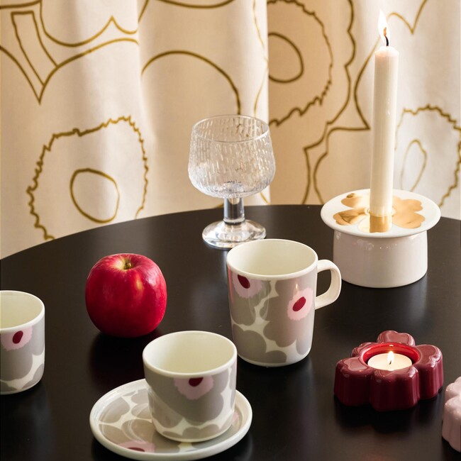 [マリメッコ]ライトグレー×ピンクの柔らかなカラーリングに色付いたUnikkoホームコレクションが日本限定で登場。