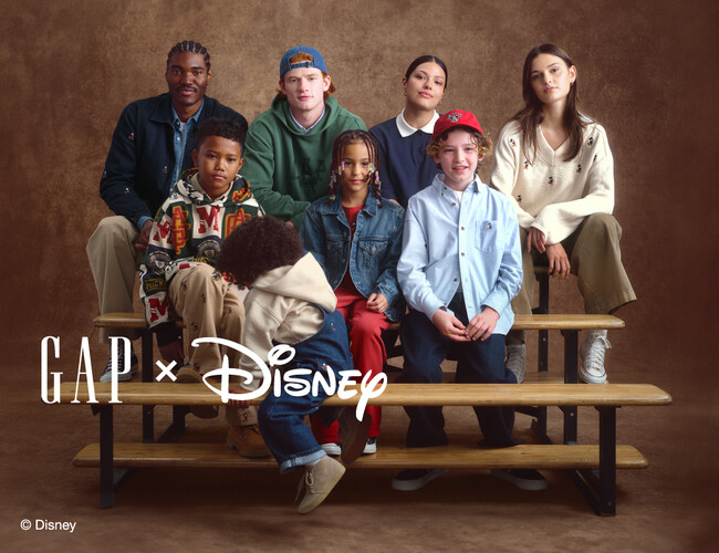 Gapがミッキー&フレンズをフィーチャーしたタイムレスなGapエッセンシャルを祝う限定コレクション「Gap x Disney Collegiate」を発表