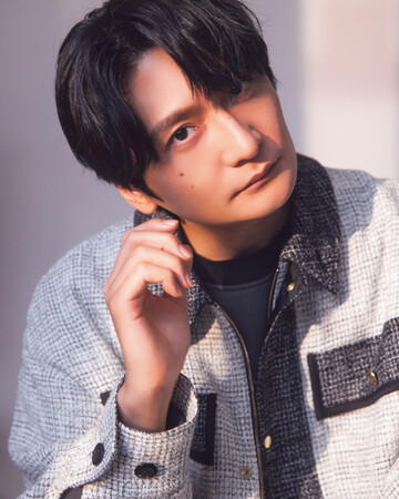島崎信長、ファッション誌連載に登場！ 15年確かな演技を支えたある想いとは？
