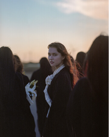 Hana Hope 10/7リリースの新曲「アカイロ」ジャケット、新アーティスト写真を公開！EDを担当するTVアニメ『七つの大罪 黙示録の四騎士』は来週よりオンエアスタート！