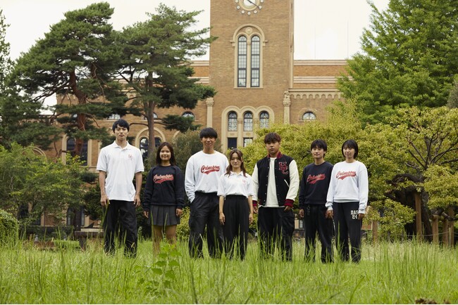 法人向けユニフォームレーベル「ID UNITED ARROWS」が一橋大学アメリカンフットボール部「CRIMSON（クリムゾン）」のスタジャン、スウェットなどの公式ウェアをプロデュース